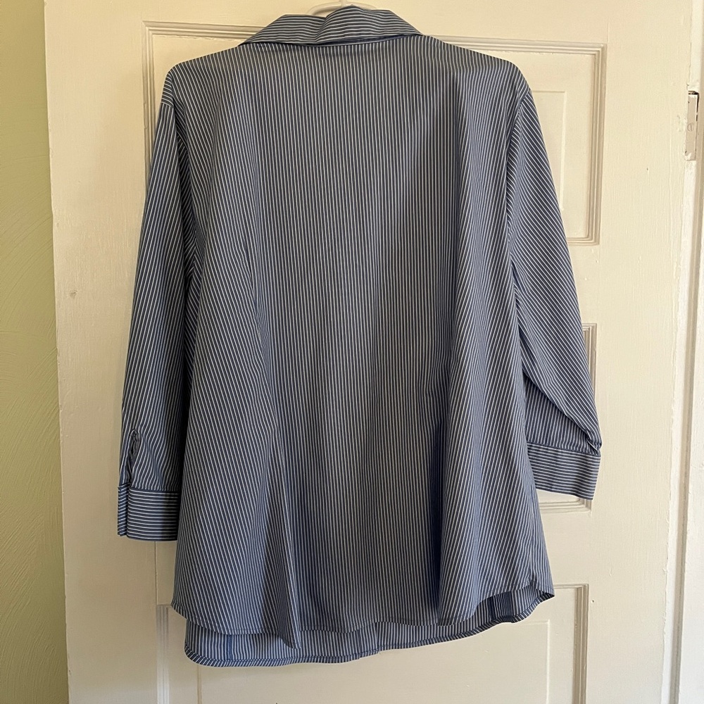 Liz Claiborne Woman’s Blue Pinstripe Shirt - Picture 4 of 13